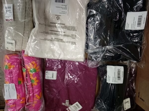 LADIES APPAREL SMALL LOT, SHELF PULLS, 5520569, 32 units, PA image 3