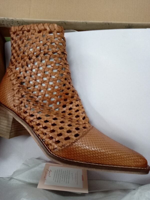 LADIES SHOES SMALL LOT, SHELF PULLS, 5521009, 17 units, PA image 4