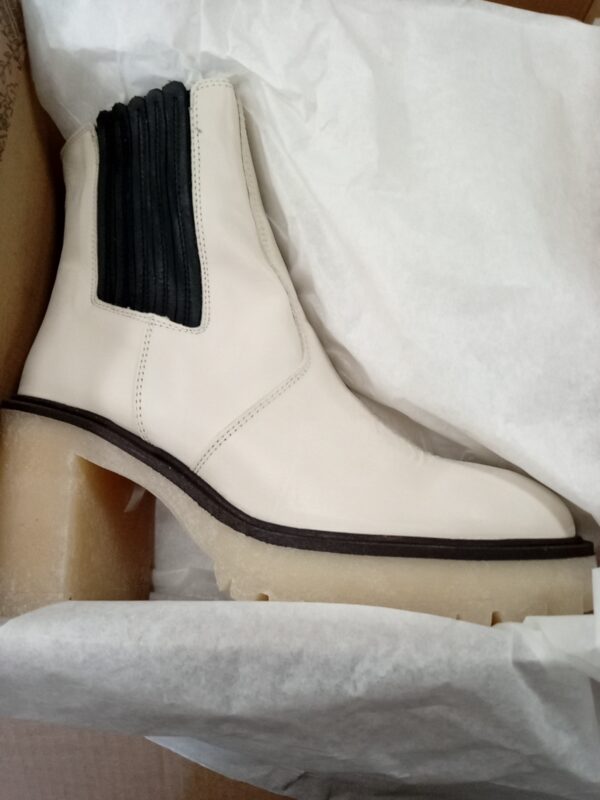 LADIES SHOES SMALL LOT, SHELF PULLS, 5521052, 18 units, PA image 3