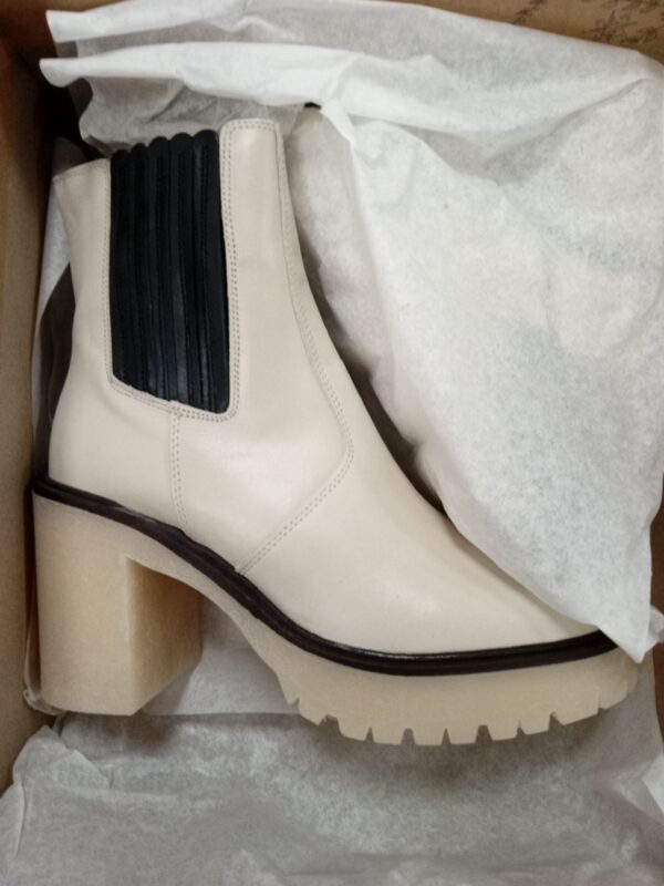 LADIES SHOES SMALL LOT, SHELF PULLS, 5521061, 18 units, PA image 5