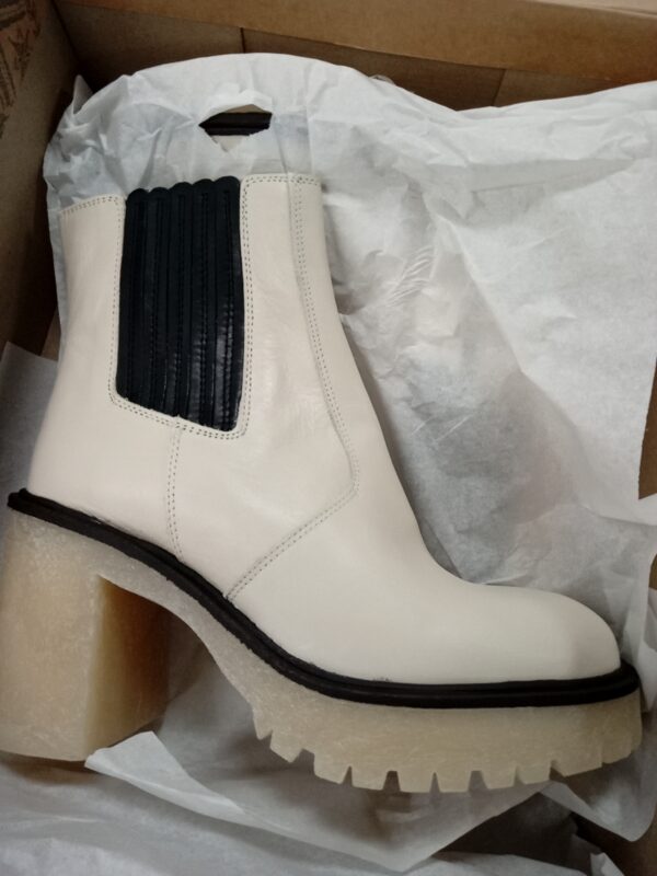 LADIES SHOES SMALL LOT, SHELF PULLS, 5521062, 18 units, PA image 5