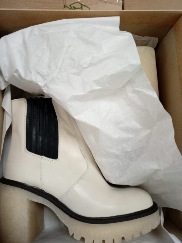 LADIES SHOES SMALL LOT, SHELF PULLS, 5521064, 18 units, PA image 4