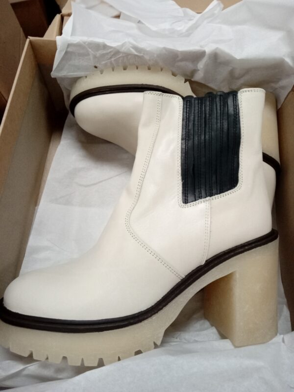 LADIES SHOES SMALL LOT, SHELF PULLS, 5521065, 24 units, PA image 4
