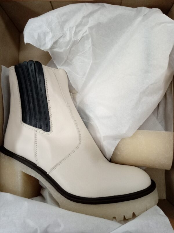 LADIES SHOES SMALL LOT, SHELF PULLS, 5521073, 24 units, PA image 4