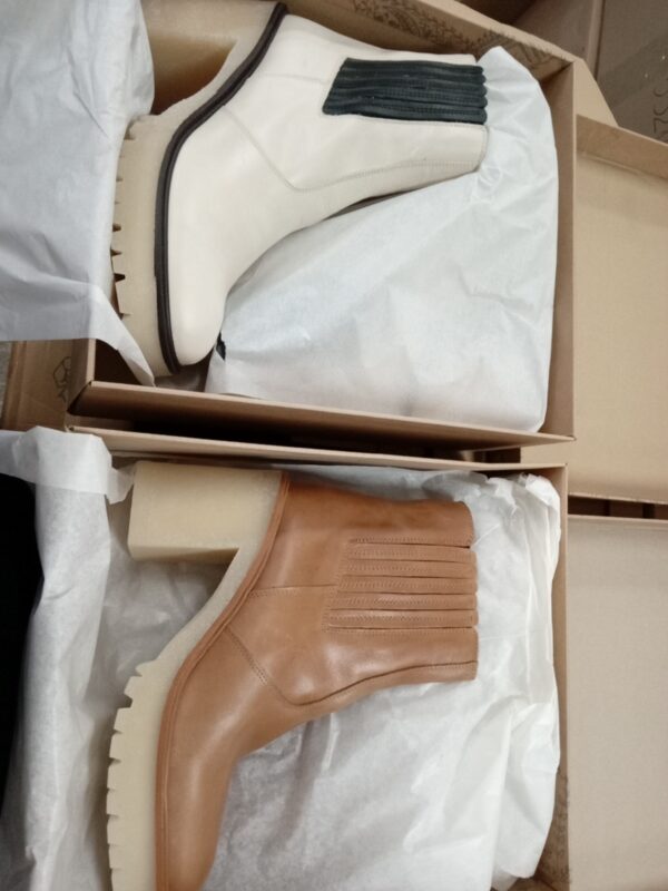 LADIES SHOES SMALL LOT, SHELF PULLS, 5521115, 24 units, PA image 1