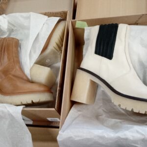 LADIES SHOES SMALL LOT, SHELF PULLS, 5521359, 24 units, PA image 1