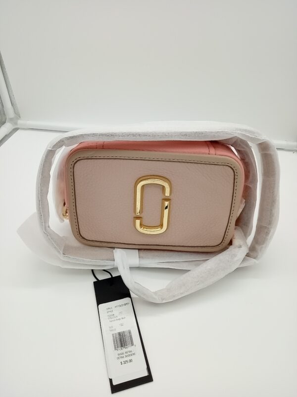 HANDBAGS AND WALLETS SMALL LOT, SHELF PULLS, 5521766, 5 units, PA image 1