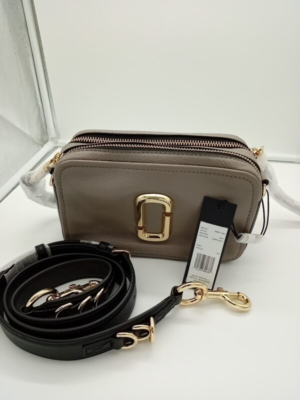 HANDBAGS AND WALLETS SMALL LOT, SHELF PULLS, 5521767, 5 units, PA image 1