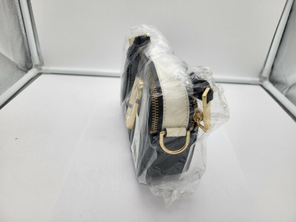 HANDBAGS AND WALLETS SMALL LOT, CUSTOMER RETURNS, 5521756, 5 units, PA image 2