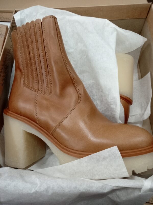 LADIES SHOES SMALL LOT, SHELF PULLS, 5521098, 24 units, PA image 4
