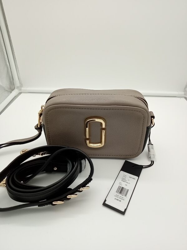 HANDBAGS AND WALLETS SMALL LOT, SHELF PULLS, 5521774, 5 units, PA image 1