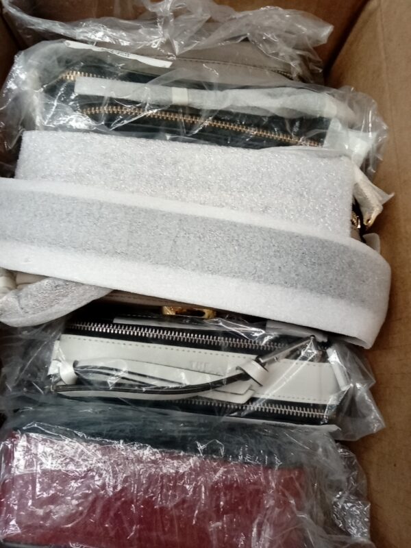 HANDBAGS AND WALLETS SMALL LOT, SHELF PULLS, 5521774, 5 units, PA image 9
