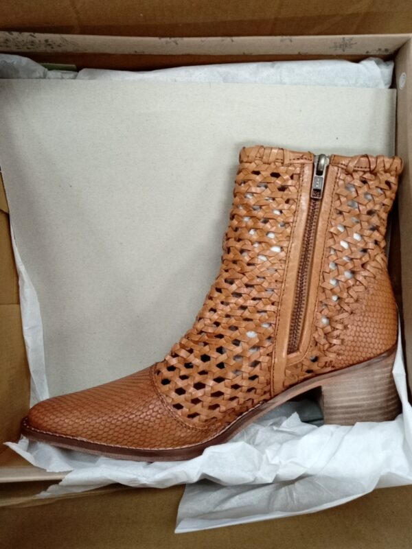 LADIES SHOES SMALL LOT, SHELF PULLS, 5521877, 6 units, PA image 1