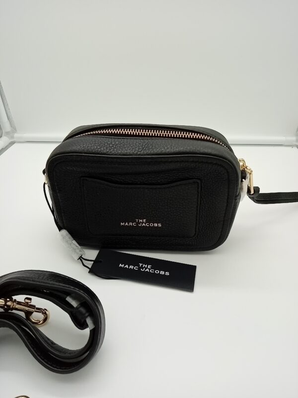 HANDBAGS AND WALLETS SMALL LOT, SHELF PULLS, 5521770, 5 units, PA image 1