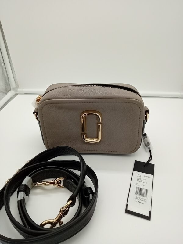 HANDBAGS AND WALLETS SMALL LOT, SHELF PULLS, 5521773, 5 units, PA image 1