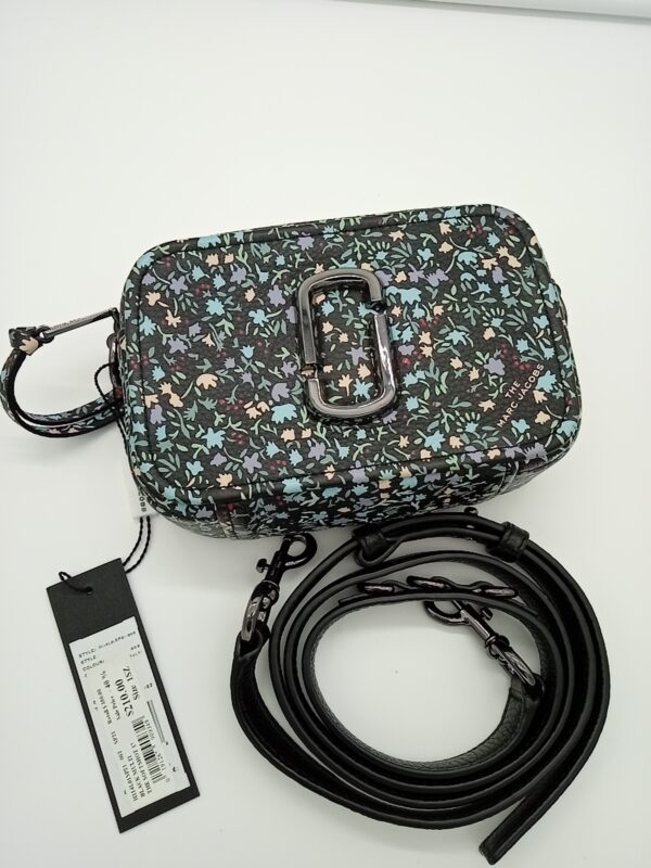 HANDBAGS AND WALLETS SMALL LOT, SHELF PULLS, 5521785, 5 units, PA image 1