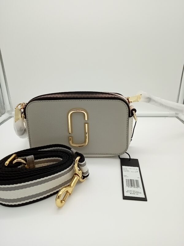HANDBAGS AND WALLETS SMALL LOT, SHELF PULLS, 5521805, 6 units, PA image 1