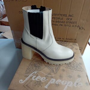 LADIES SHOES SMALL LOT, SHELF PULLS, 5522593, 8 units, PA image 1