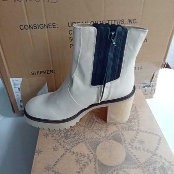 LADIES SHOES SMALL LOT, SHELF PULLS, 5522596, 8 units, PA image 2