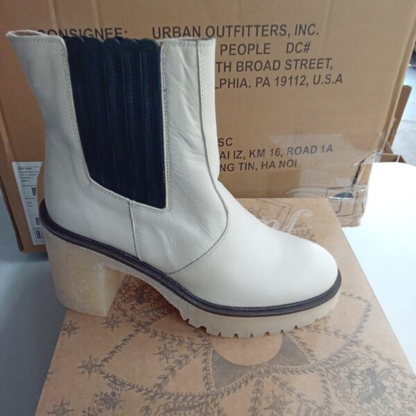 LADIES SHOES SMALL LOT, SHELF PULLS, 5522596, 8 units, PA image 1