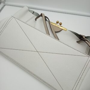 Product photo: HANDBAGS AND WALLETS SMALL LOT, SHELF PULLS, 5521800, 5 units, PA image #2