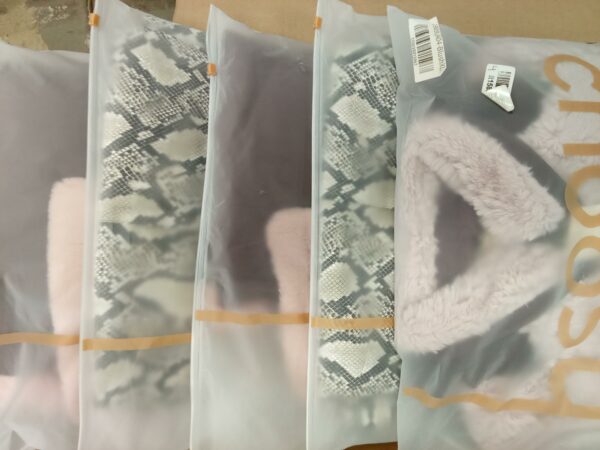 LADIES COATS SMALL LOT, SHELF PULLS, 5524990, 12 units, PA