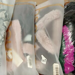 LADIES COATS SMALL LOT, SHELF PULLS, 5524989, 12 units, PA